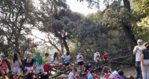 Xiquets a l'escola d'estiu gaudint d'una activitat a la naturalesa.