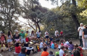 Xiquets a l'escola d'estiu gaudint d'una activitat a la naturalesa.