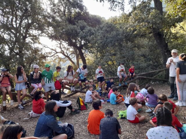 Xiquets a l'escola d'estiu gaudint d'una activitat a la naturalesa.