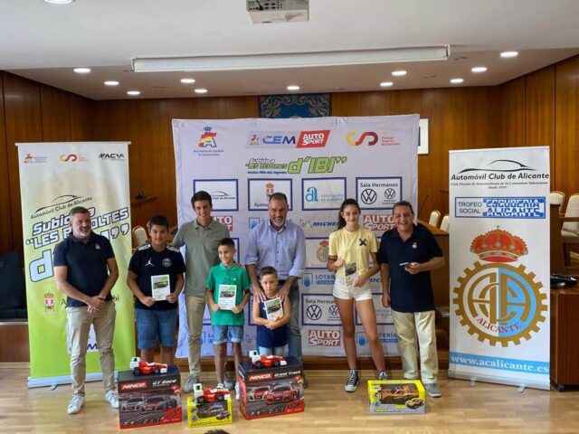 Guanyadors del concurs de Ninco al Saló de Plens de l'ajuntament d'Ibi.