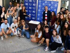 Alumnes amb la tarta del 30 aniversari.