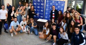 Alumnes amb la tarta del 30 aniversari.