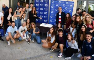 Alumnes amb la tarta del 30 aniversari.