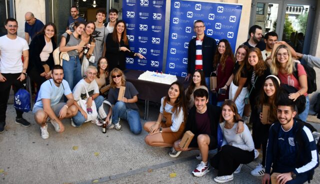 Alumnes amb la tarta del 30 aniversari.