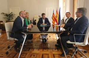 Carlos Mazón amb diverses autoritats del sector agroalimentari alacantí.