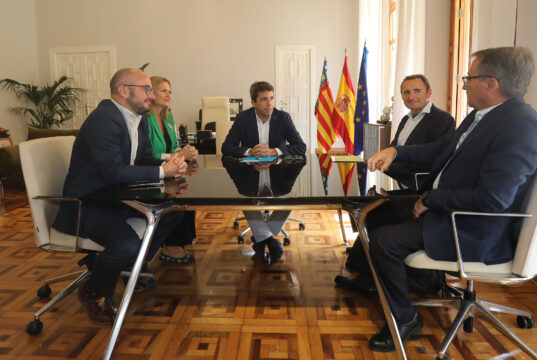Carlos Mazón amb diverses autoritats del sector agroalimentari alacantí.