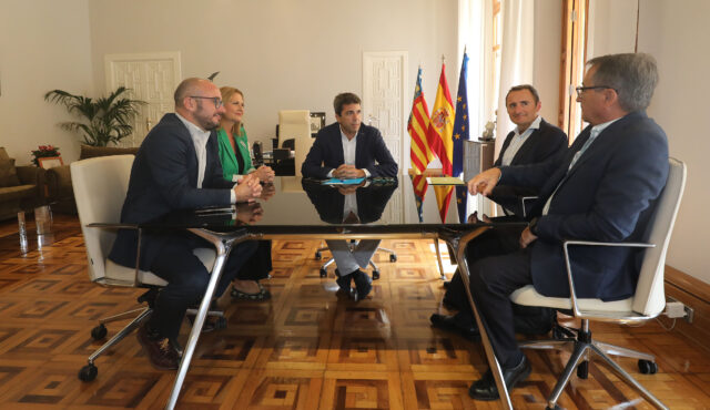 Carlos Mazón amb diverses autoritats del sector agroalimentari alacantí.