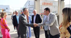 El conseller visita al projecte de comunitat d'energia impulsat al Polígon Industrial Alcodar a Gandia.