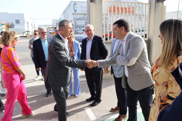 El conseller visita al projecte de comunitat d'energia impulsat al Polígon Industrial Alcodar a Gandia.