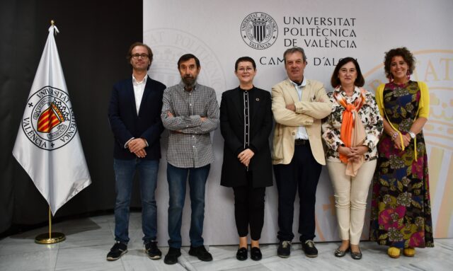 Diverses autoritats de la UPV en la lliçó inaugural del curs de la Universitat Sènior.