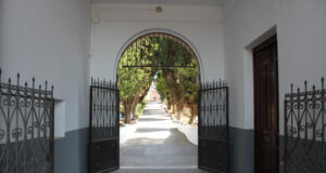 Porta principal del Cementeri municipal d'Ibi.