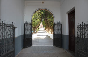 Porta principal del Cementeri municipal d'Ibi.
