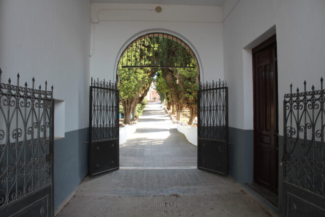 Porta principal del Cementeri municipal d'Ibi.