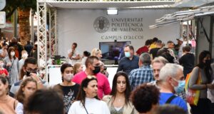 Stand del Campus d'Alcoi de la UPV en una edició anterior de la Fira de Tots Sants.