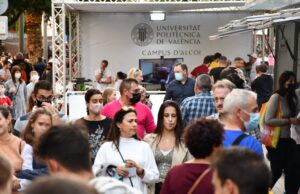 Stand del Campus d'Alcoi de la UPV en una edició anterior de la Fira de Tots Sants.