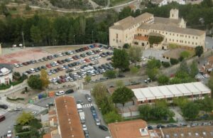 Parking de Cocentaina proper al Centre Educatiu Sant Francís Asis.