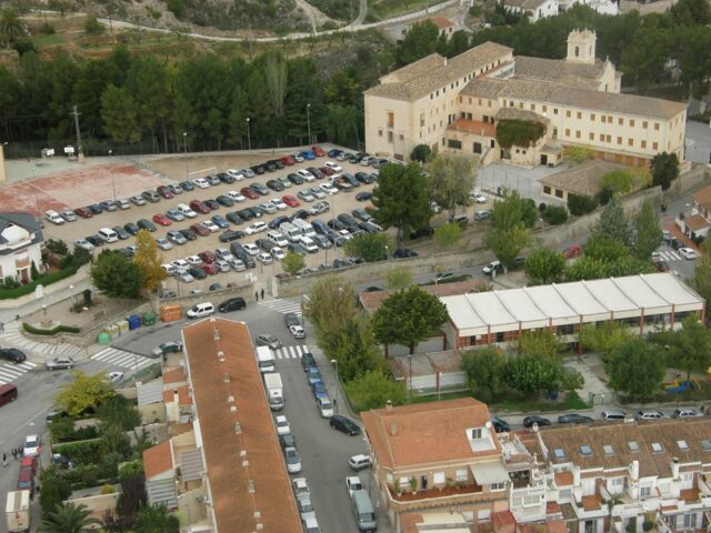 Parking de Cocentaina proper al Centre Educatiu Sant Francís Asis.
