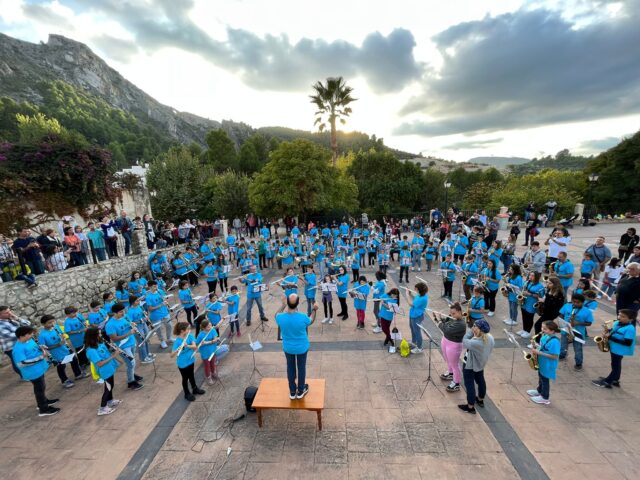 Alumnes de música interpretant el pasdoble Educandos de Benejúzar de José Aparicio Peiró.