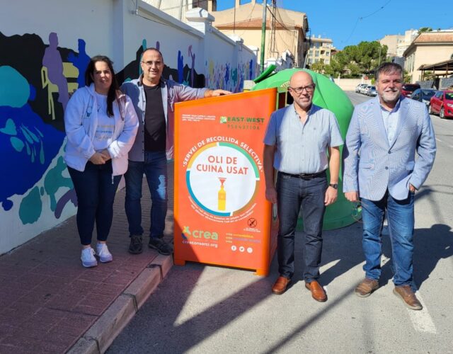 Diverses autoritats del consorci amb el contenidor d'oli en Monòver.