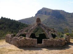 La Cava Gran d'Agres amb el pic Montcabrer de fons