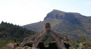 La Cava Gran d'Agres amb el pic Montcabrer de fons