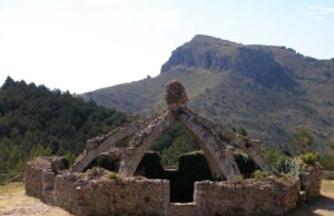 La Cava Gran d'Agres amb el pic Montcabrer de fons