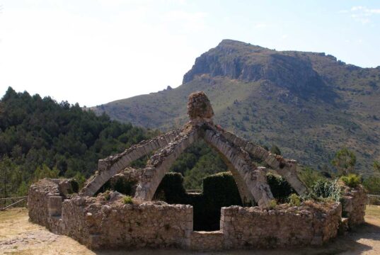 La Cava Gran d'Agres amb el pic Montcabrer de fons