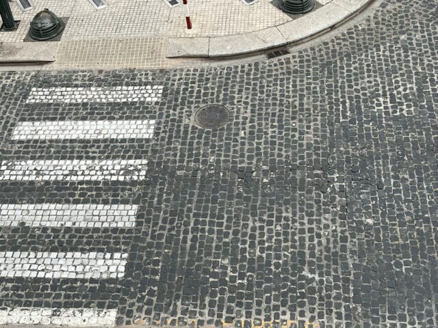 Llambordes de la calçada de la plaça d'Espanya d'Alcoi.