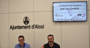 Raúl Llopis, Regidor de Cultura, i Joan Aracil, President de ‘Amics de la guitarra d’Alcoi’ a la presentació del 5é Festival de Guitarra de la Cuitat