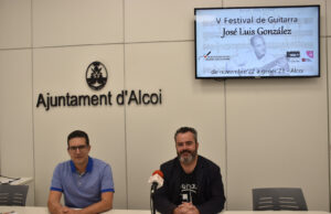 Raúl Llopis, Regidor de Cultura, i Joan Aracil, President de ‘Amics de la guitarra d’Alcoi’ a la presentació del 5é Festival de Guitarra de la Cuitat