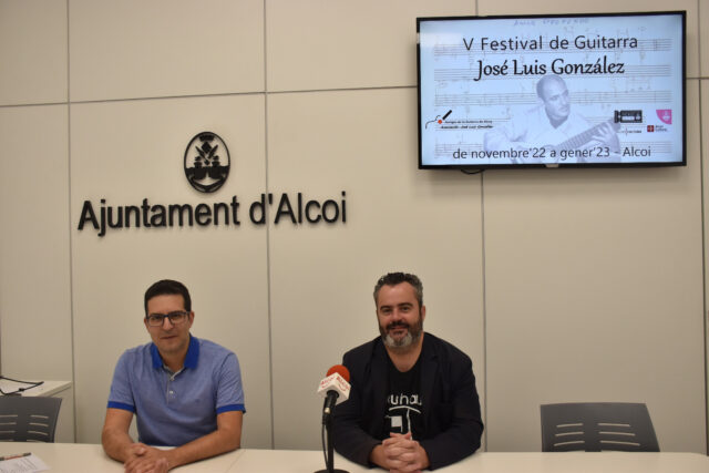 Raúl Llopis, Regidor de Cultura, i Joan Aracil, President de ‘Amics de la guitarra d’Alcoi’ a la presentació del 5é Festival de Guitarra de la Cuitat