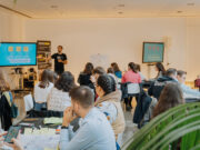 Diversos estudiants treballant en equip al Hackathon.