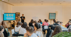 Diversos estudiants treballant en equip al Hackathon.