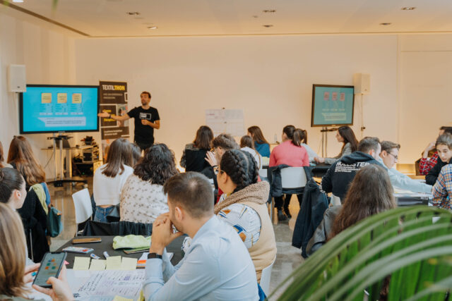 Diversos estudiants treballant en equip al Hackathon.