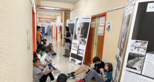 Exposició sobre Paco Aura als corredors de l'IES Andreu Sempere d'Alcoi.