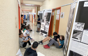 Exposició sobre Paco Aura als corredors de l'IES Andreu Sempere d'Alcoi.