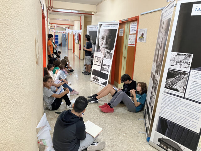 Exposició sobre Paco Aura als corredors de l'IES Andreu Sempere d'Alcoi.