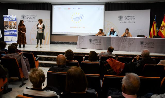 Conferència dels alumnes de la UPUA al Càmpus d'Alcoi de la UPV.