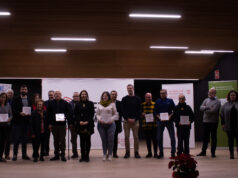 Diversos representants municipals arreplegant els Taulells de la Memòria de les víctimes.