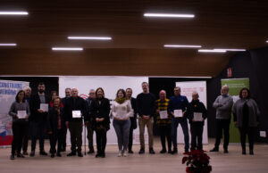 Diversos representants municipals arreplegant els Taulells de la Memòria de les víctimes.