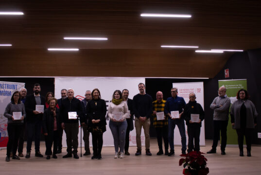 Diversos representants municipals arreplegant els Taulells de la Memòria de les víctimes.