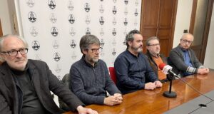 Diversos representants del goverl local, el CAEHA, i la Simfònica d'Alcoi amb els compositors de ‘Ressonàncies de la Serreta’.