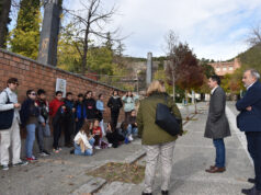 Diverses autoritats municipals visitant un dels cartells al parc El Romeral.