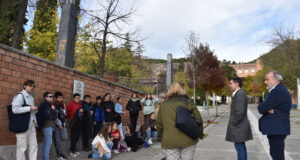 Diverses autoritats municipals visitant un dels cartells al parc El Romeral.