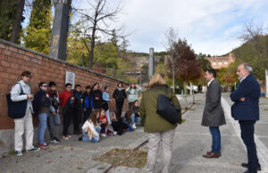 Diverses autoritats municipals visitant un dels cartells al parc El Romeral.