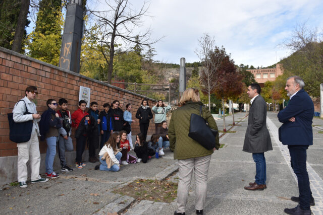 Diverses autoritats municipals visitant un dels cartells al parc El Romeral.