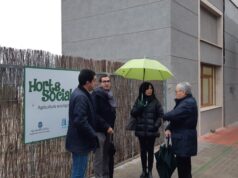 Diverses autoritats del govern municipal realtzant una visita a l'hort AIN.