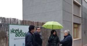 Diverses autoritats del govern municipal realtzant una visita a l'hort AIN.