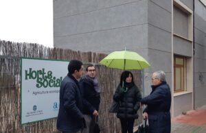 Diverses autoritats del govern municipal realtzant una visita a l'hort AIN.