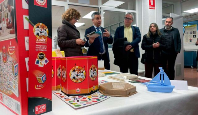 Imatge de la visita de la Consellera José Fina Bueno a AIJU